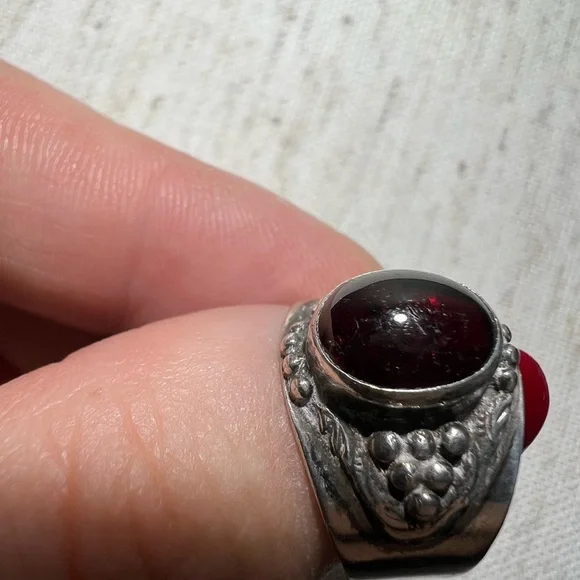 Vintage Sterling silver and garnet wide dome ring - Picture 11 of 15